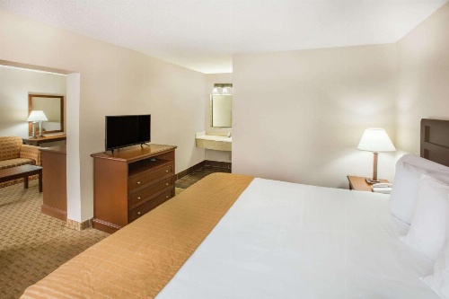 Baymont by Wyndham Mobile/ I-65 image 33